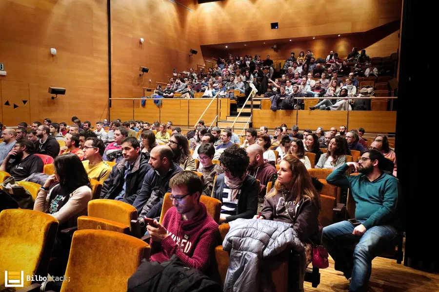 Público de BilboStack atendiendo a una charla en el auditorio